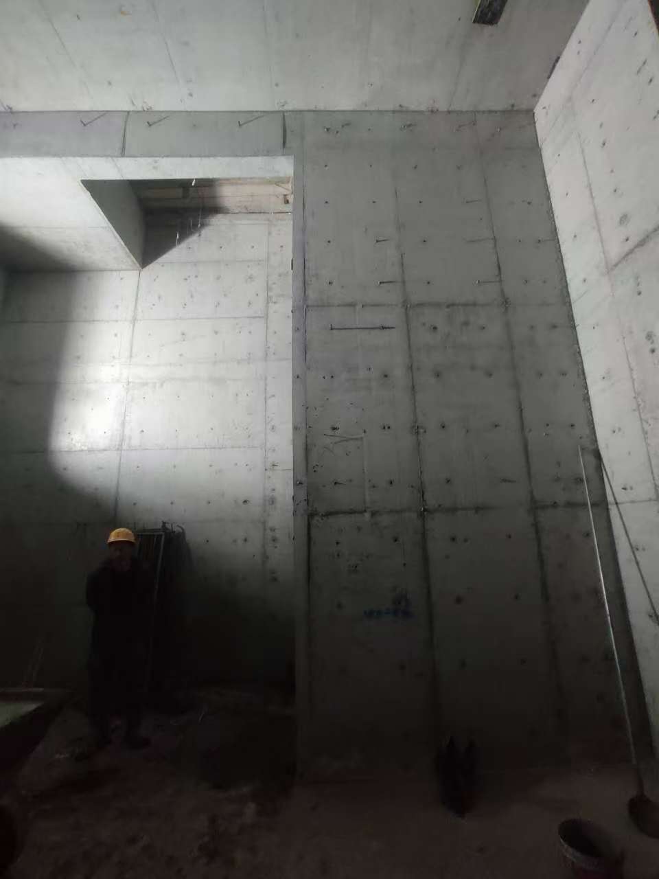 东方墙上开槽钢筋断了有影响吗